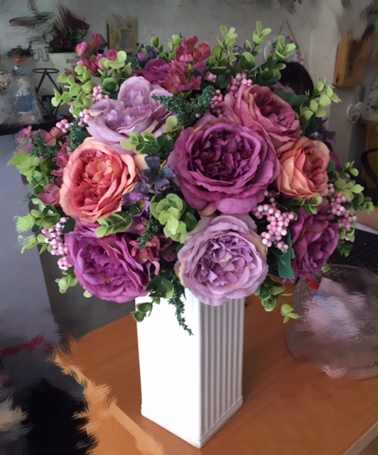 Bình hoa hồng để bàn